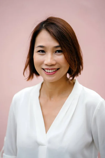 Stüdyo Düz Pembe Arka Plan Karşı Bir Çinli Asyalı Kadın — Stok fotoğraf