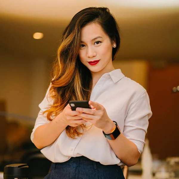 Retrato Una Joven Atractiva Asiática China Sonriendo Mientras Usa Teléfono — Foto de Stock