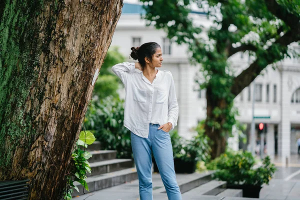 Attraktive Und Junge Indianerin Die Tagsüber Einem Baum Der Stadt — Stockfoto