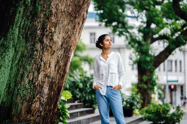 Attraktive Und Junge Indianerin Die Tagsüber Einem Baum Der Stadt — Stockfoto