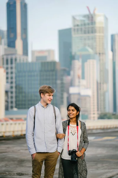 Portrait Eines Gemischtrassigen Paares Das Hand Hand Durch Asien Geht — Stockfoto