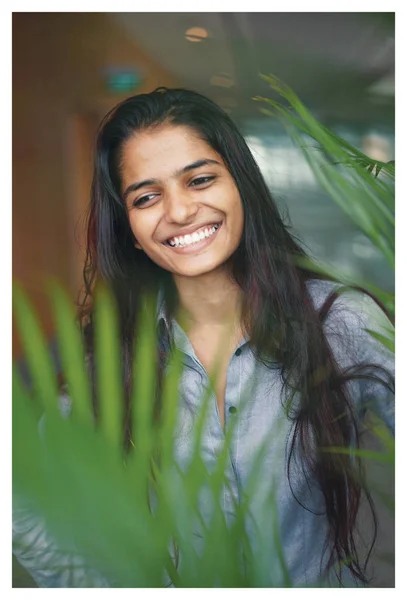 Молода Індійська Жінка Біля Рослин Фоновому Режимі Вона Молодими Привабливими — стокове фото