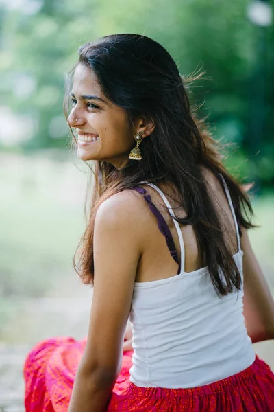 Retrato Una Atractiva Joven Mujer India Asiática Sentada Parque Durante — Foto de Stock