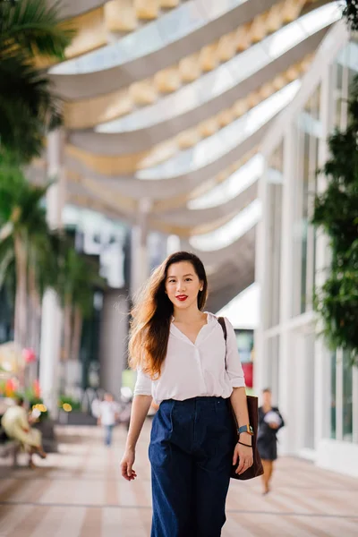 Portrét Mladé Singapurský Čínská Asijská Žena Výkonný Chůze Venku Městě — Stock fotografie