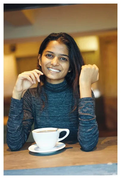 Retrato Una Joven Atractiva Mujer Asiática India Sentada Una Mesa —  Fotos de Stock