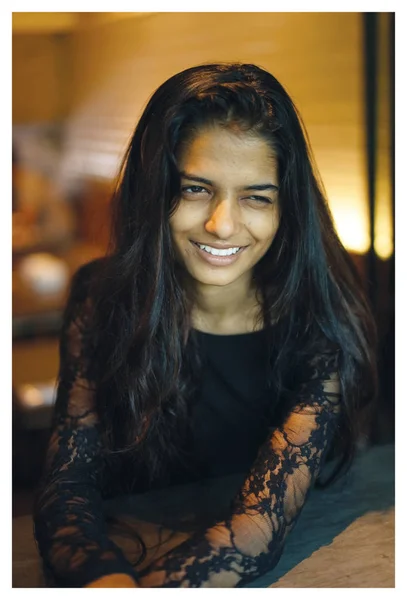 Retrato Una Atractiva Joven Mujer Asiática India Café Lleva Elegante — Foto de Stock