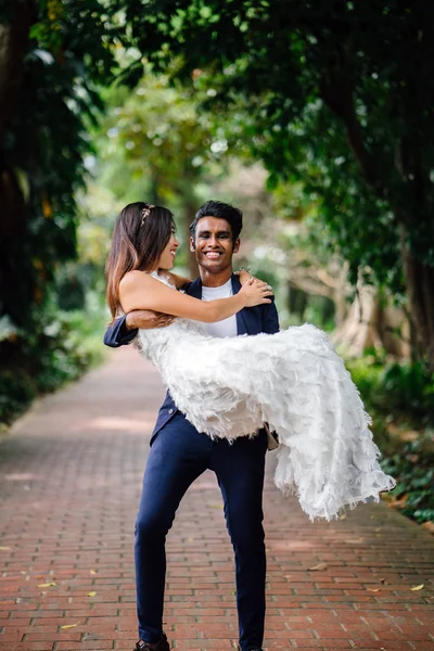 Interracial Jegyespár Vesznek Részt Esküvői Fényképeket Egy Park Szingapúr Egy — Stock Fotó