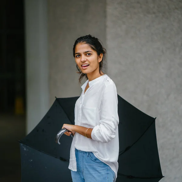 Junge Und Attraktive Indische Dame Spaziert Mit Regenschirm Durch Die — Stockfoto