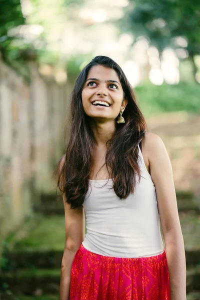 迷人的 年轻的印度 妇女的肖像在公园里的一天 — 图库照片
