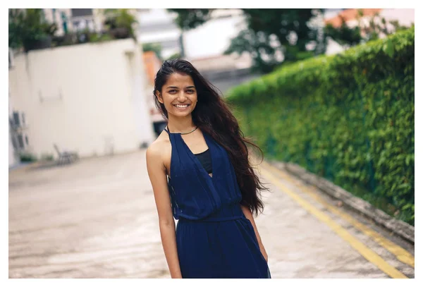 エレガントな青いドレスの若くて魅力的なインドの女性は都市の通りに歩きます 彼女は一日で笑ってる — ストック写真