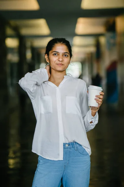 Atractiva Joven India Asiática Sonriendo Con Una Taza Café Campus — Foto de Stock