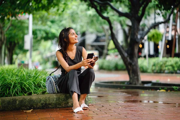 Портрет Молодой Азиатской Индийской Женщины Сидящей Парке Мобильным Телефоном Улыбающейся — стоковое фото