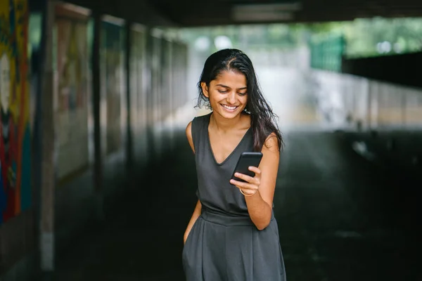 Mladá Indiánka Smartphone Panorama Pozadí — Stock fotografie