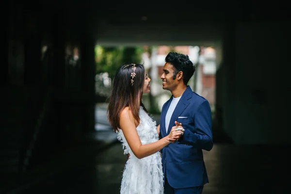Genç Bir Irklararası Çift Evleniyor Portresi Bir Hint Çin Onun — Stok fotoğraf