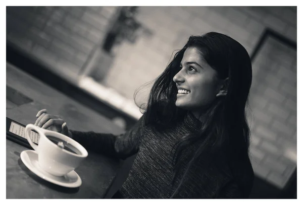 暖かく 居心地の良いカフェで若い 魅力的でエレガントなインド アジアの女性の肖像画 彼女は自然でリラックスできる方法で笑っています — ストック写真