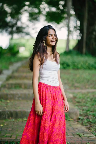 Retrato Atractiva Joven India Asiática Mujer Parque Día — Foto de Stock