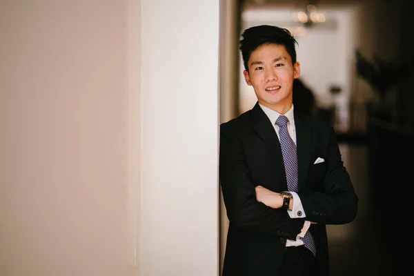 Retrato Joven Hombre Negocios Guapo Vestido Con Traje Formal Corbata — Foto de Stock