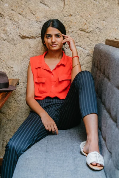 カメラに向かって笑みを浮かべて若くて魅力的なインド アジア女性の肖像画 彼女が装着されている 茶色の Fedora キャップ 彼女はスマート カジュアルな服を着て リラックスして 陽気です — ストック写真
