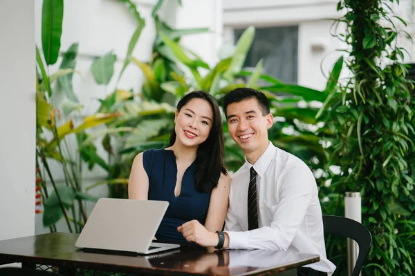 Portrait Two Smiling Business People Lawyers Consultants Etc Couple Smiling — Stock Photo, Image