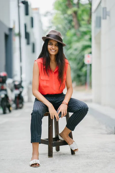 Retrato Una Atractiva Joven Elegante Mujer Asiática India Sentada Taburete — Foto de Stock