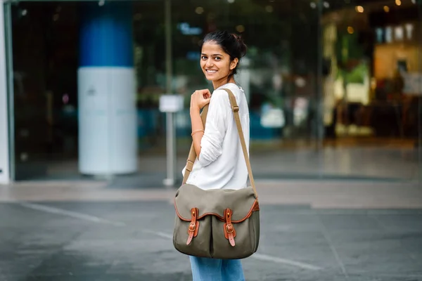 Портрет Усміхнений Молоді Азіатські Індійська Жінка Стоячи Дивитися Через Плече — стокове фото