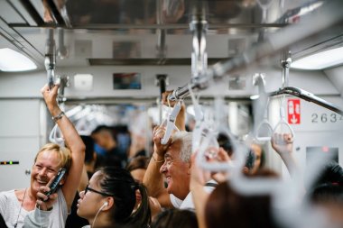 Singapur, 10 Şubat 2018: Önce ay yeni yıl yeni yıl şenlikleri ziyarete Kafkas turistler ve yerliler için kalabalığın içinde bir tren Chinatown için grubu. Gerçekten doludur. Çok fazla enerjiye.