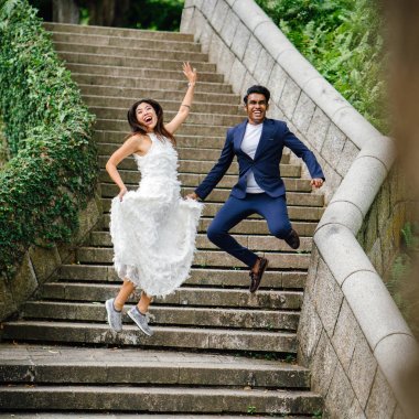 Genç ırklararası çift (Hintli adam, Çinli kadın) Fort Canning Parkı, Singapur'da düğün fotoğraf çekmek. 