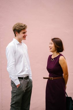 Asya yöneticisi onun takımda onun stajyer ya da kimse ile bir tartışma yaşıyor. Genç bir beyaz o beyaz adam (bir giderek çeşitli çalışma alanı). Sahip oldukları bir konuşma gibi her ikisi de gülüyorsun.