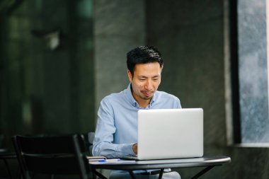 Genç bir profesyonel (avukat, bankacı, muhasebeci, vb) profesyonel kafa vurdu. O gün içinde güvenle gülümseyen ve profesyonel bir gömlek giymiş. 