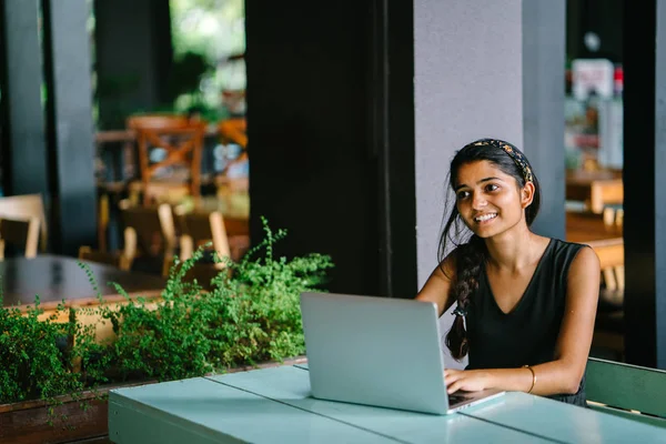 Retrato Franco Una Atractiva Joven Mujer Profesional Asiática India Que — Foto de Stock