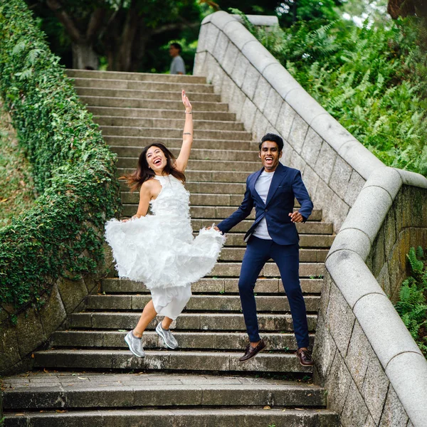 Genç ırklararası çift (Hintli adam, Çinli kadın) Fort Canning Parkı, Singapur'da düğün fotoğraf çekmek. 