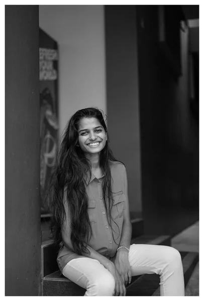 Retrato Blanco Negro Una Joven Atractiva Mujer India — Foto de Stock