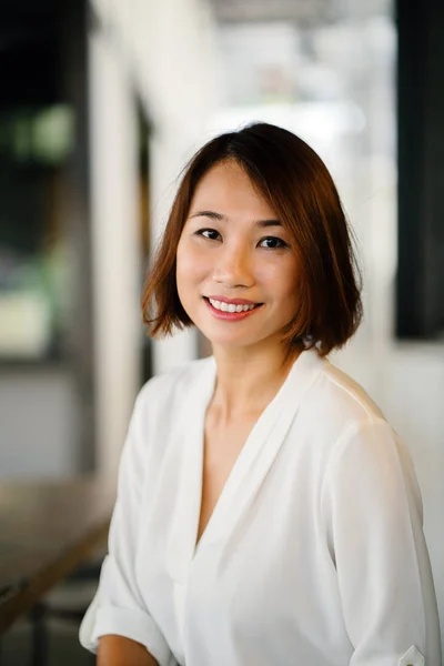 Smart Casual Beyaz Gömlek Içinde Çekici Çinli Asyalı Kadın Portresi — Stok fotoğraf