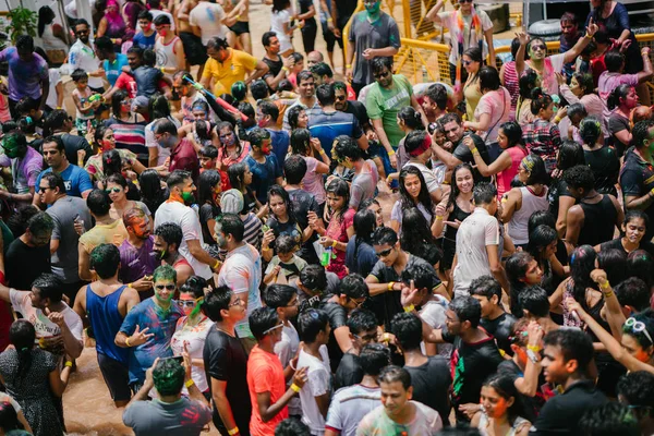 센토사 싱가포르에서에서 싱가포르 2018 Holi 인디언과 Celebrants 서로에 페이스트와 얼룩과 — 스톡 사진