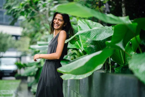 Retrato Sincero Uma Jovem Indiana Exuberante Jardim Verde Ela Está — Fotografia de Stock