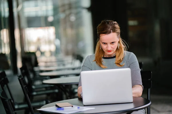 Joven Mujer Negocios Con Portátil — Foto de Stock