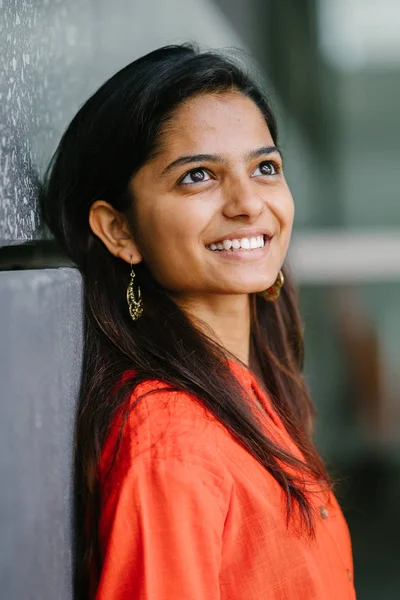 Привабливим Молода Індійська Жінка Посміхається Тлі Міста Вона Носить Етнічних — стокове фото