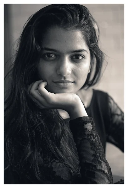 Černobílý Portrét Mladé Atraktivní Ženy Sedící Stolu Sobě Černé Šaty — Stock fotografie