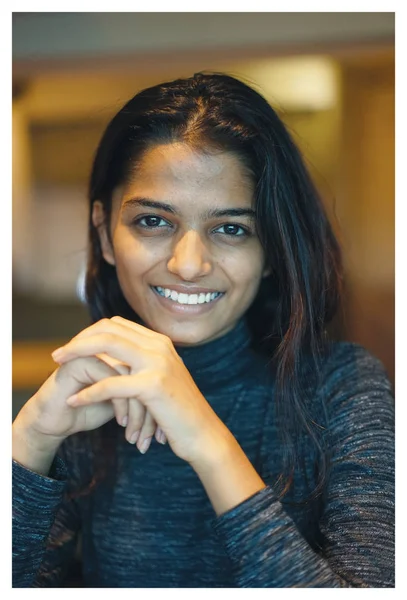 Retrato Una Mujer Asiática India Joven Elegante Suéter Café Cálido —  Fotos de Stock