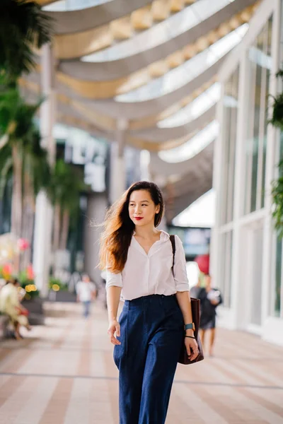 Портрет Молодой Сингапурской Азиатки Исполнительницы Прогуливающейся Городу Умна Хорошо Одета — стоковое фото