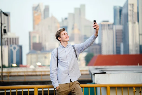 Retrato Jovem Homem Caucasiano Atraente Livre Vestido Inteligentemente Com Telefone — Fotografia de Stock