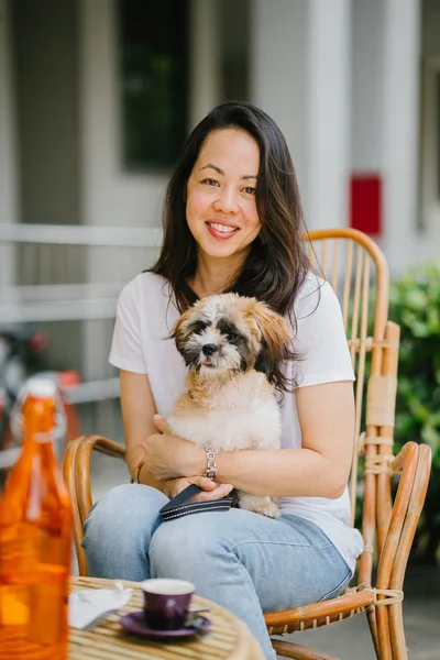 Junge Panasiatische Frau Genießt Ihr Wochenende Mit Ihrem Haustier Shih — Stockfoto