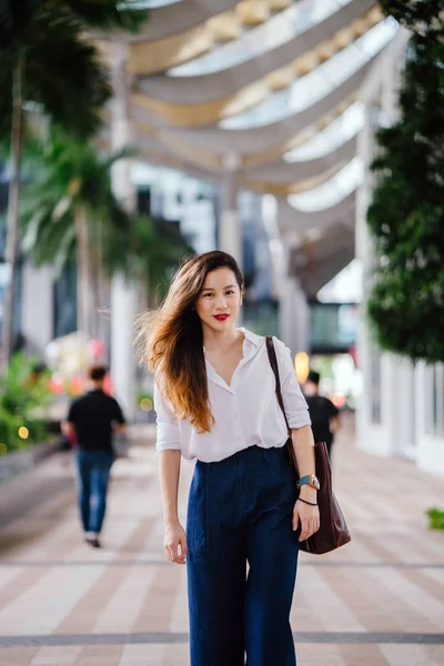 Retrato Una Joven China Singapurense Mujer Asiática Ejecutiva Caminando Aire — Foto de Stock