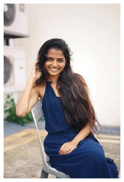 Mladá Atraktivní Indické Ženy Elegantních Modrých Šatech Chodí Ulici Městě — Stock fotografie