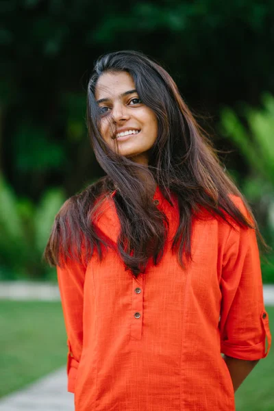 Retrato Uma Mulher Indiana Atraente Jovem Sorrindo Ela Está Caminhando — Fotografia de Stock