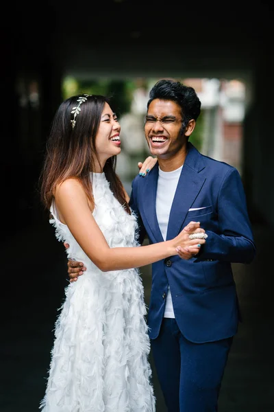 結婚若い異人種間のカップルの肖像画 インド人および彼の中国の妻は 暗い背景に通りの日に写真を撮る事します — ストック写真