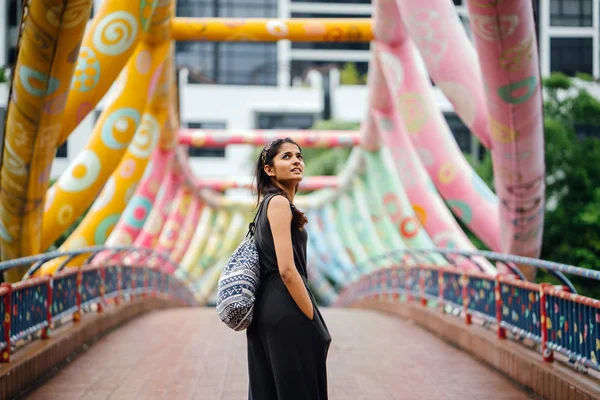 Joven Atractiva Turista India Asiática Cruzando Colorido Puente Largo Del — Foto de Stock