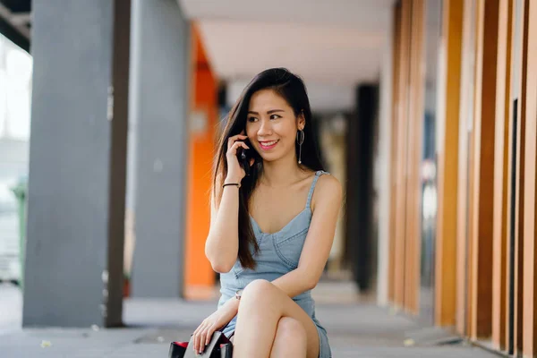 Retrato Uma Jovem Fotogênica Atraente Mulher Asiática Chinesa Com Smartphone — Fotografia de Stock
