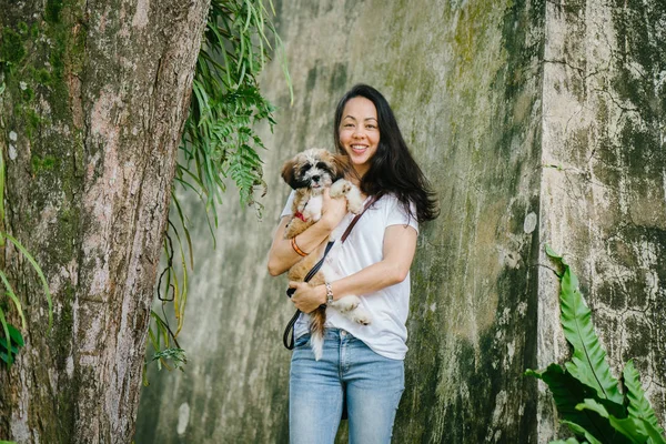 Retrato Una Joven Mujer Panasiática Sentada Con Joven Perrito Shih — Foto de Stock