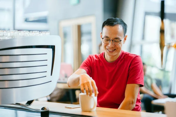 Aziatische Man Van Middelbare Leeftijd Chinees Japans Een Café — Stockfoto
